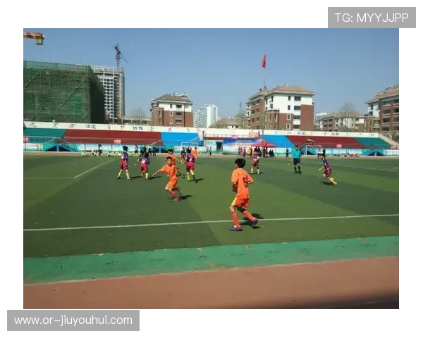 黄丹小学足球比赛精彩落幕 赛场表现引人注目 学生们展现运动精神与团队协作